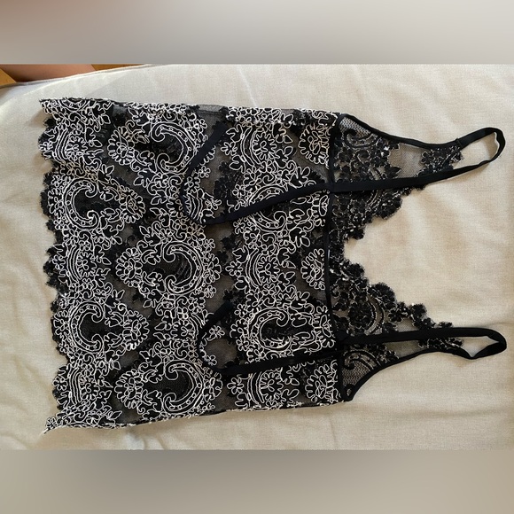 Babaton Lace Tanktop - Picture 3 of 5